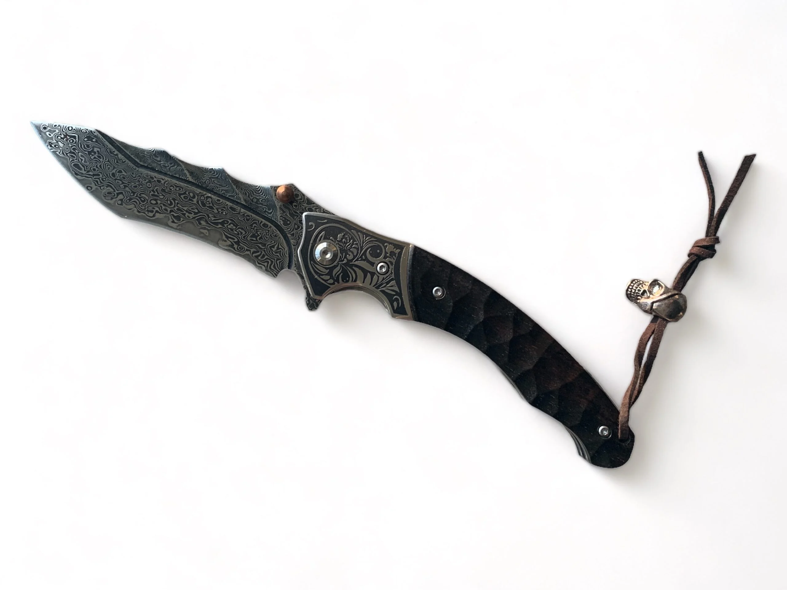 Сгъваем нож Damask pocket knives с гравирани детайли и кожен калъф Сгъваем нож Damask pocket knives с гравирани детайли и кожен калъф
