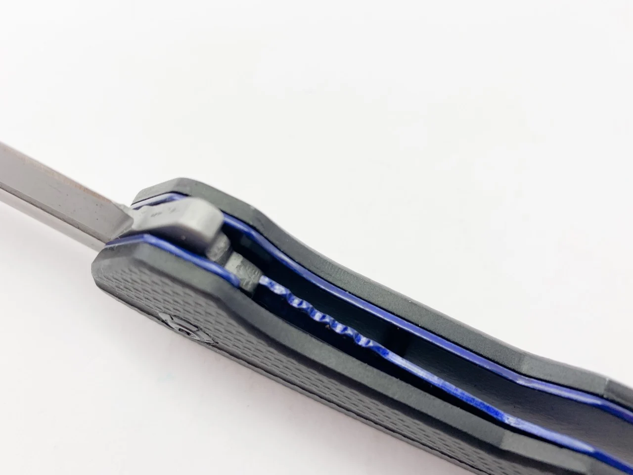 Сгъваем нож Benchmade сиво титаниево покритие, полуавтоматичен Сгъваем нож Benchmade сиво титаниево покритие, полуавтоматичен - Image 4