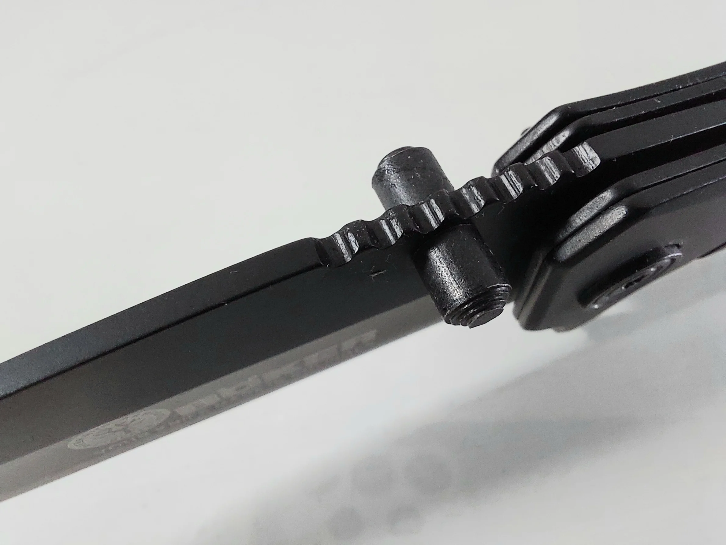Сгъваем нож Boker с черно тефлоново покритие, компактен и удобен компактен и удобен