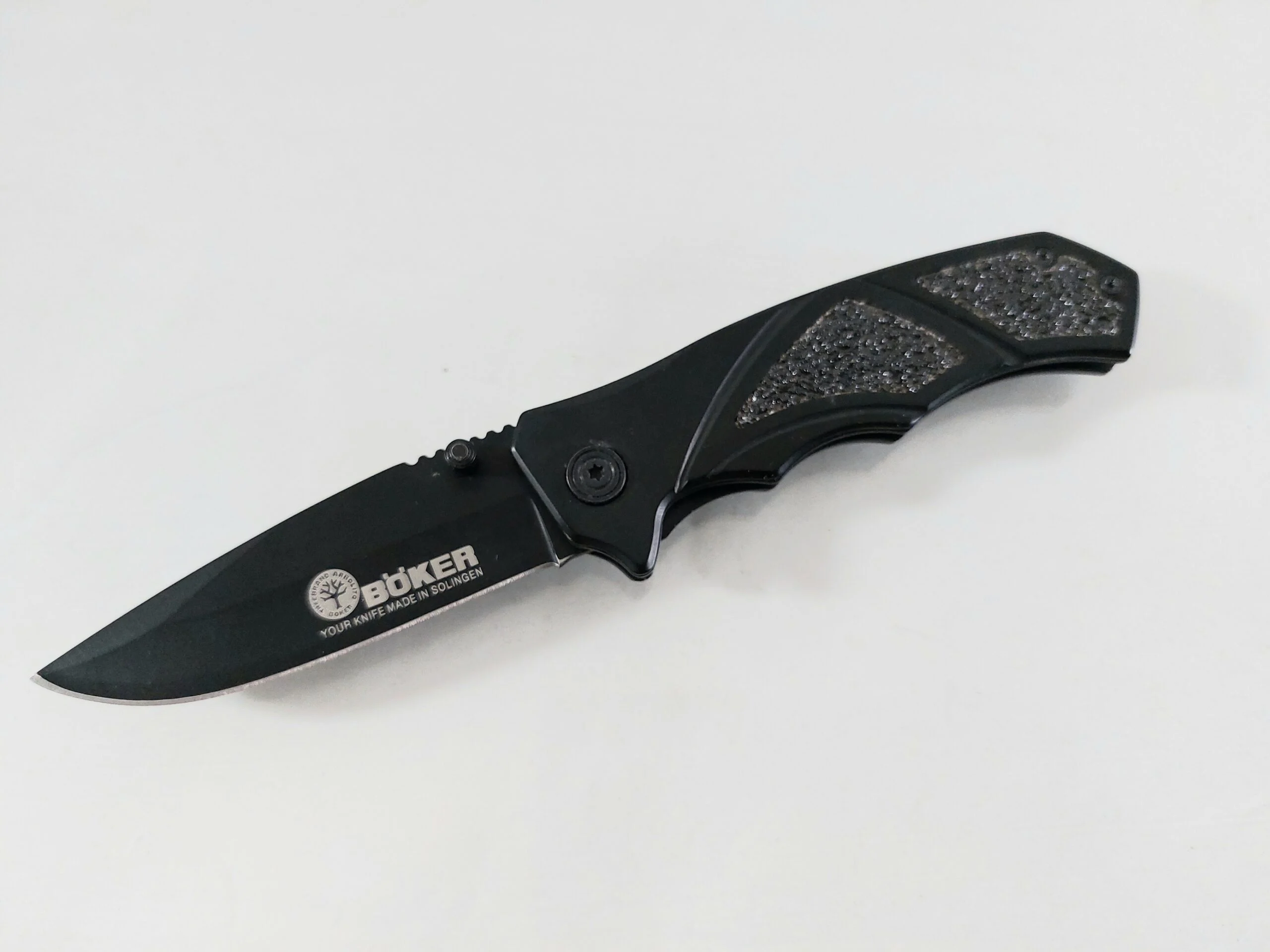 Сгъваем нож Boker с черно тефлоново покритие, компактен и удобен Сгъваем нож Boker с черно тефлоново покритие