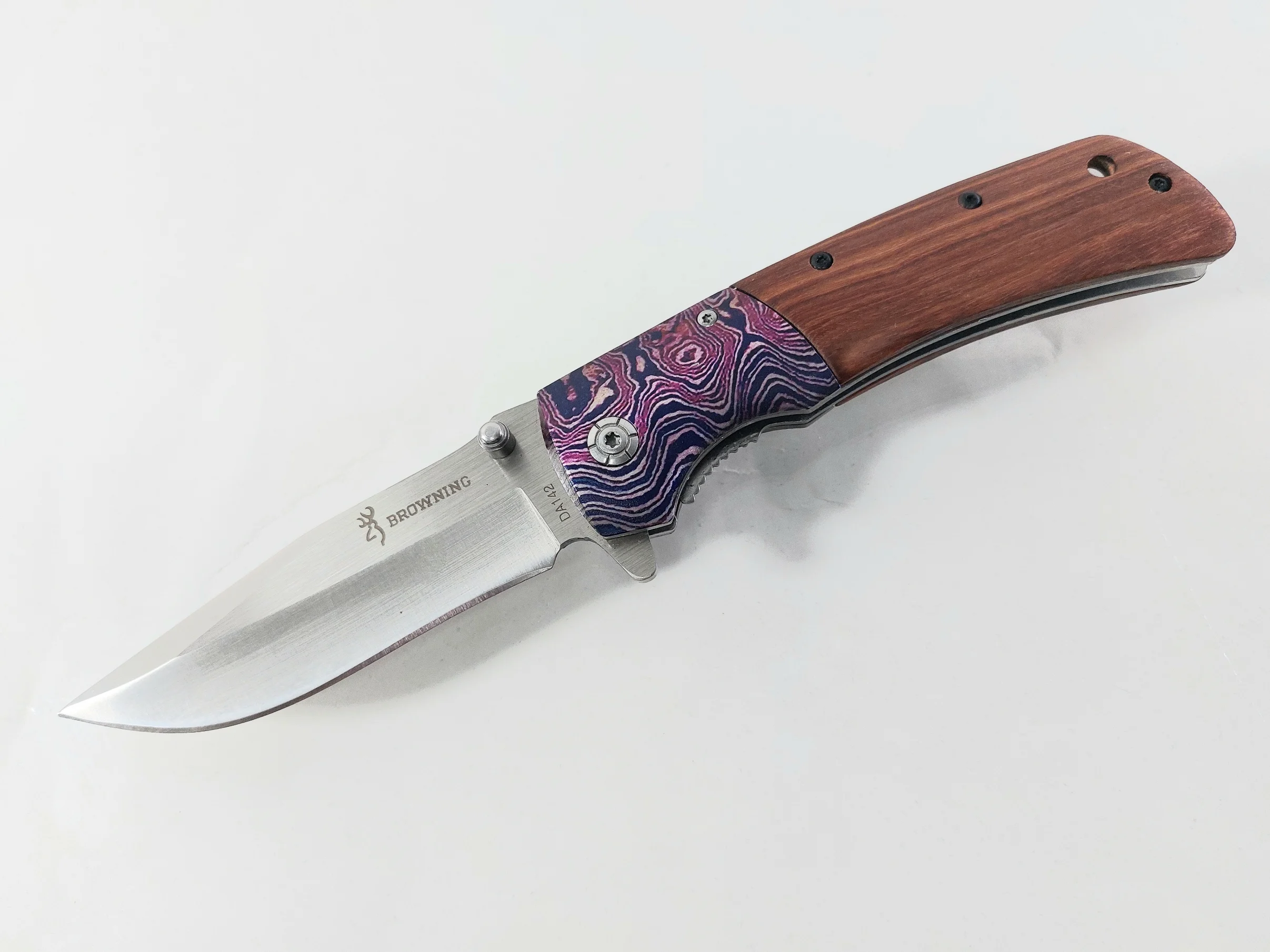 Сгъваем нож Browning DA142 с дървени чирени и метални елементи Сгъваем нож Browning DA142 с дървени чирени и метални елементи